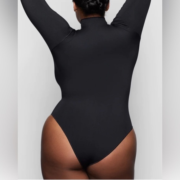 Skims essential mock neck long sleeve bodysuit s/m - Picture 4 of 12